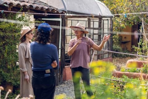 Not only does this spread the word about sustainable living, it also shows local campesino farmers some examples of economic opportunities they could harness for mthemselves. Ultimately, this contributes towards Casita de Barro’s long-term goal of reigniting the spark for community cooperation, and engaging locals to work towards more sustainable ways of living.