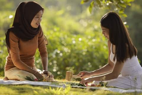 people making jamu indonesia traditional herbal remedy garrya bianti yogyakarta